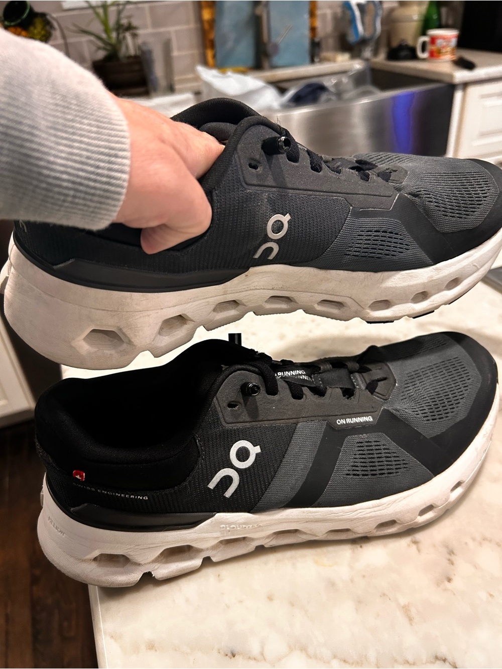 On Running Men's Black and White Cloud Sneakers 9.5, excellent condition